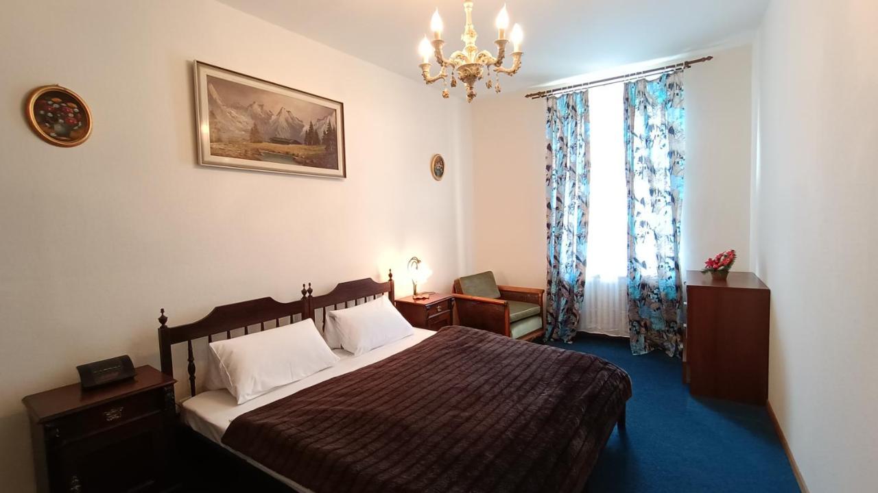 Apartments Stubsi With Colonnade View Karlovy Vary Bagian luar foto